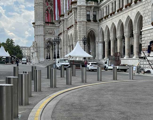 Hochsicherheitspoller vor Gebäude