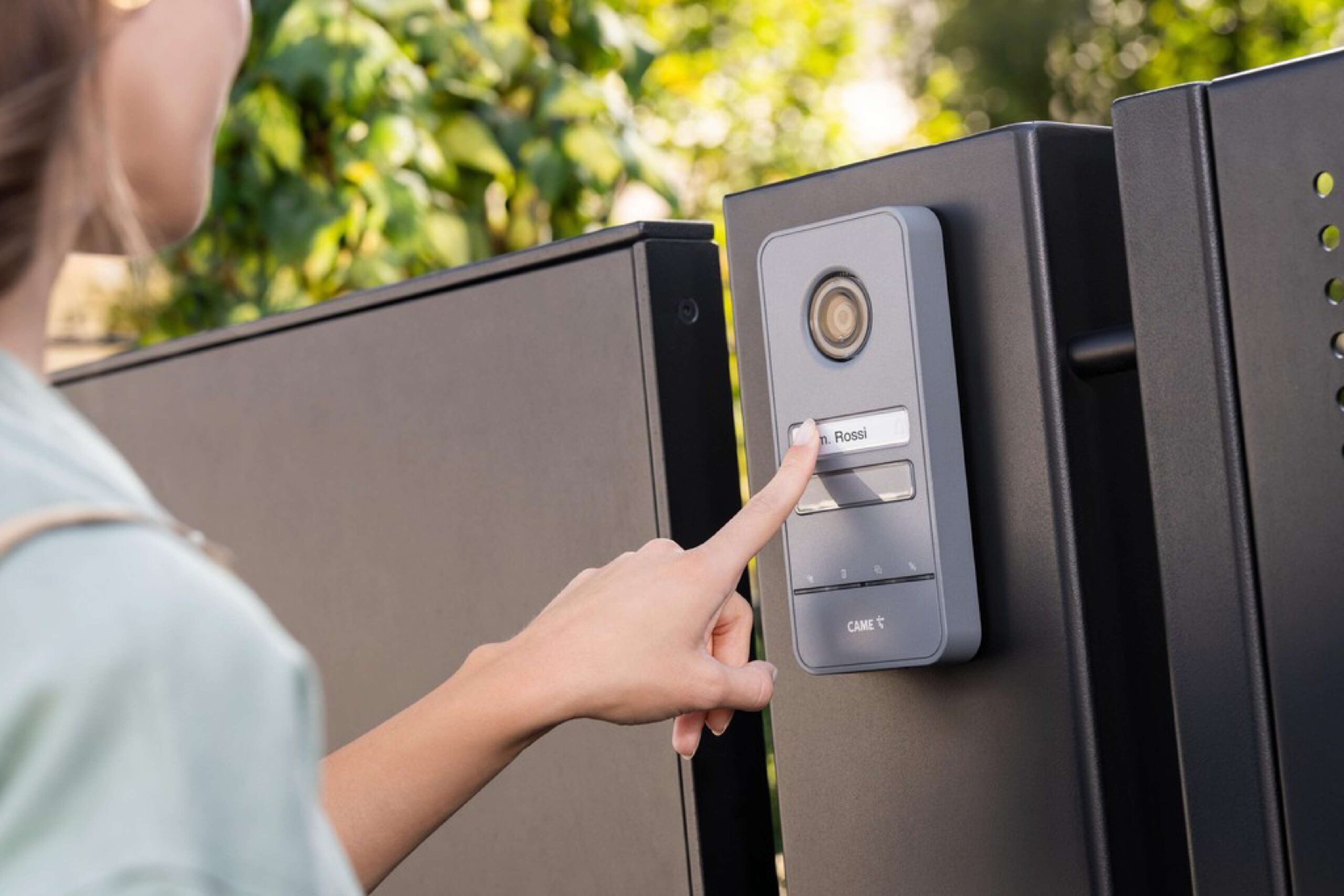 Replacing an intercom with a video intercom