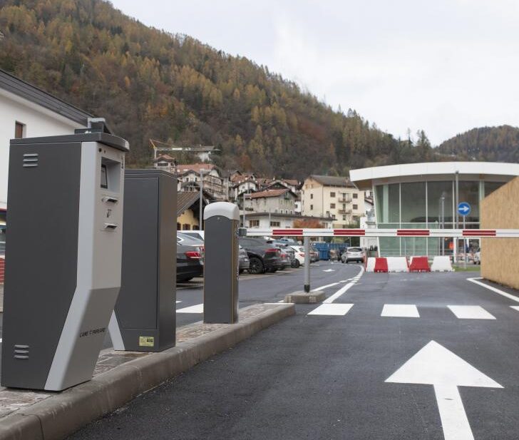Parcheggi “tecnologici” ad Agordo, fino a 200 posti anche a servizio dei cittadini