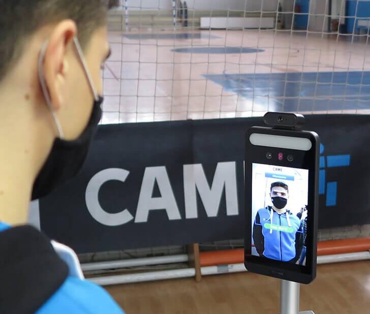 CAME integra il sistema di controllo degli accessi automatici del PalaDosson con termoscanner per la rilevazione della temperatura e del corretto uso della mascherina