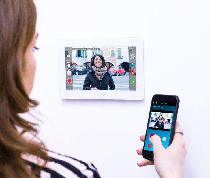 XTS. Il videocitofono ovunque tu sia.